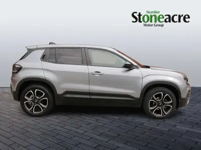 Begagnad Jeep Avenger Summit 100 HK (73 kW) 2024 Grå SUV