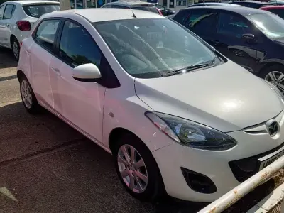 Usado Mazda 2 84 HP (61 kW) 2010 Branco Citadino