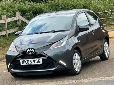 Usado Toyota Aygo X-play 69 HP (50 kW) 2015 Cinzento Citadino