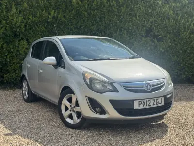 Usado Vauxhall Corsa 85 HP (62 kW) 2012 Prateado Citadino