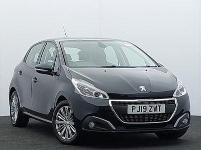 Używany Peugeot 208 Signature Sky 82 KM (60 kW) 2019 Czarny Hatchback