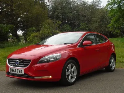Käytetty Volvo V40 SE 2014 Punainen Viistoperä