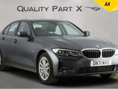 Begagnad BMW 330e 2022 Grå Sedan