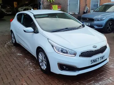Used Kia ProCeed 134 HP (98 kW) 2017 White Hatchback