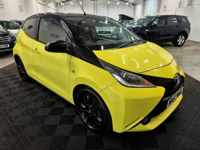 Usado Toyota Aygo X-cite 69 CV (50 kW) 2017 Amarillo Utilitario