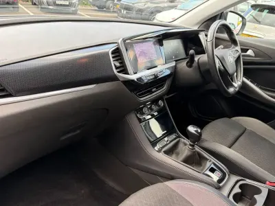 Used Vauxhall Grandland X SRi 128 HP (94 kW) 2022 White SUV