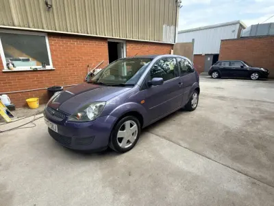 Używany Ford Fiesta Style 75 KM (55 kW) 2007 Purpurowy Hatchback