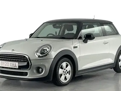 Usado Mini Cooper Classic 136 HP (100 kW) 2020 Prateado Citadino