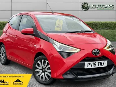 Usado Toyota Aygo X-play 71 HP (52 kW) 2019 Vermelho Citadino