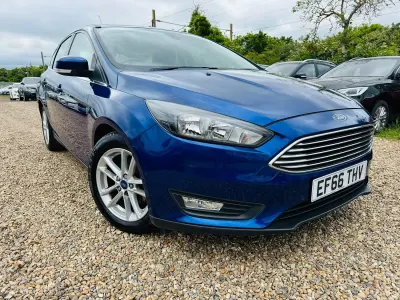Usado Ford Focus Zetec 125 HP (91 kW) 2016 Azul Citadino