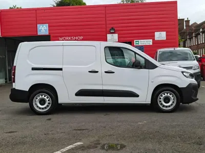 Używany Citroën Berlingo 101 KM (74 kW) 2025 Biały Minivan