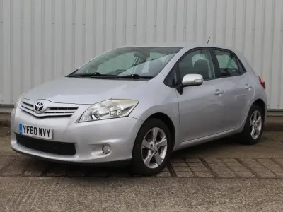 Used Toyota Auris 99 HP (72 kW) 2011 Silver Hatchback