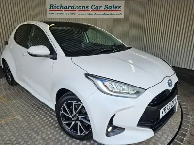 Used Toyota Yaris Design 116 HP (85 kW) 2022 White Hatchback