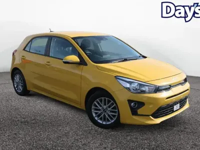 Usado Kia Rio 83 HP (61 kW) 2022 Amarelo Citadino