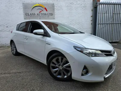 Used Toyota Auris Hybrid 136 HP (100 kW) 2013 White Hatchback