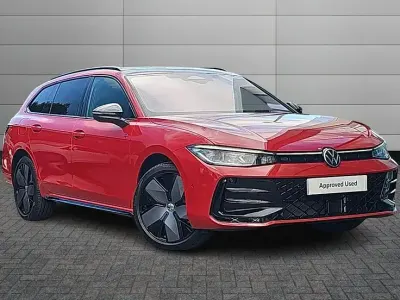 New VW Passat Black Edition 268 HP (197 kW) 2026 Chilli red with black roof Estate
