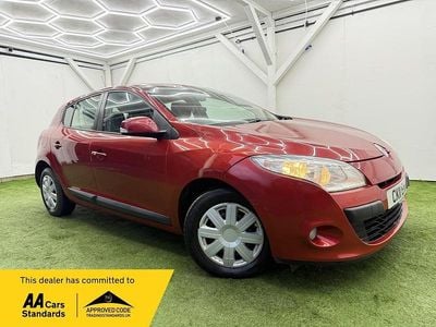 Used Renault Mégane III Expression 110 HP (80 kW) 2011 Red Hatchback