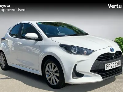 Begagnad Toyota Yaris Hybrid 116 HK (85 kW) 2023 Vit Halvkombi