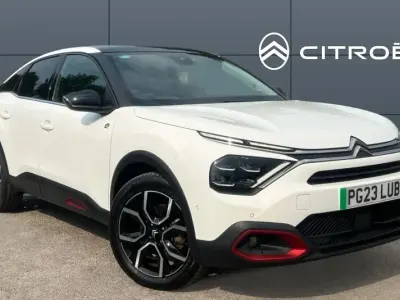 Begagnad Citroën e-C4 Shine 100 kW (136 HK) 2023 Vit Halvkombi
