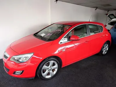 Begagnad Vauxhall Astra SRi 2011 Röd Halvkombi