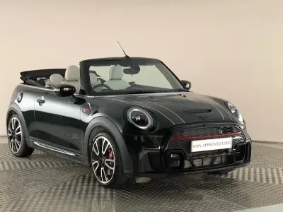 Begagnad Mini John Cooper Works 228 HK (167 kW) 2023 Grön Halvkombi