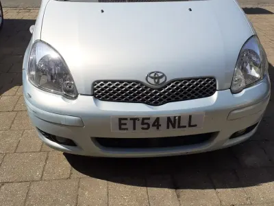 Begagnad Toyota Yaris 67 HK (49 kW) 2005 Blå Halvkombi
