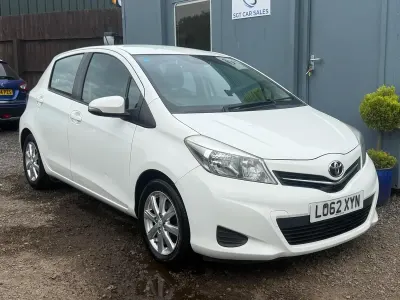 Used Toyota Yaris 99 HP (72 kW) 2013 White Hatchback