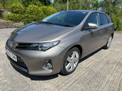 Used Toyota Auris 132 HP (97 kW) 2013 Bronze Hatchback