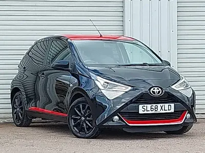 Usado Toyota Aygo x-press 69 CV (50 kW) 2018 Negro Utilitario