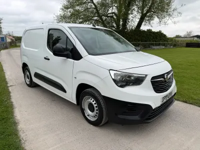 Second-hand Vauxhall Combo Edition 75 CP (55 kW) 2019 Alb Monovolum