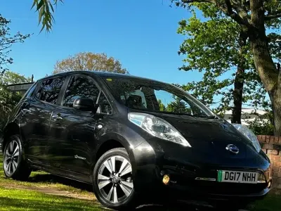 Begagnad Nissan Leaf Tekna 80 kW (109 HK) 2017 Svart Halvkombi