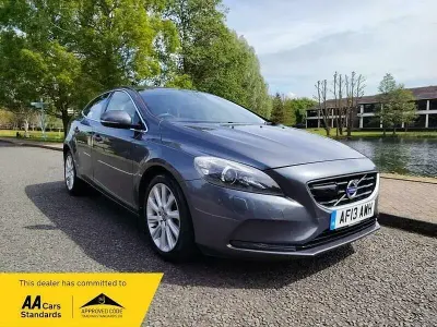 Usado Volvo V40 SE Lux 150 HP (110 kW) 2013 Cinzento Citadino