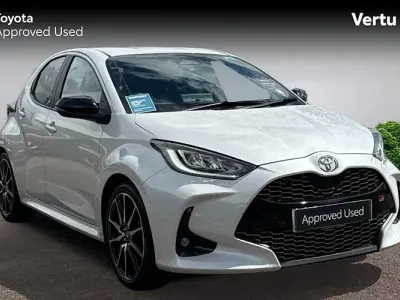 Usado Toyota Yaris Hybrid Sport 131 HP (96 kW) 2026 Citadino