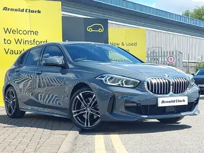 Begagnad BMW 118 M Sport 136 HK (100 kW) 2023 Grå Halvkombi