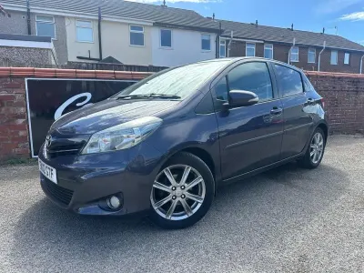 Used Toyota Yaris SR 99 HP (72 kW) 2012 Blue Hatchback