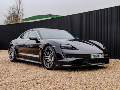 Usado Porsche Taycan Performance Package 500 kW (680 CV) 2020 Negro Berlina