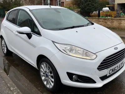 Begagnad Ford Fiesta Zetec 95 HK (69 kW) 2013 Vit Halvkombi