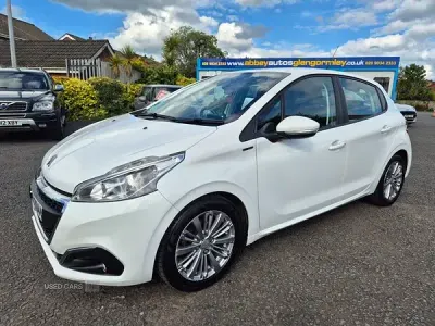 Used Peugeot 208 Signature Sky 2018 White Hatchback