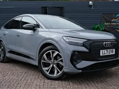 Begagnad Audi Q4 Sportback e-tron Comfort 150 kW (204 HK) 2022 Grå SUV