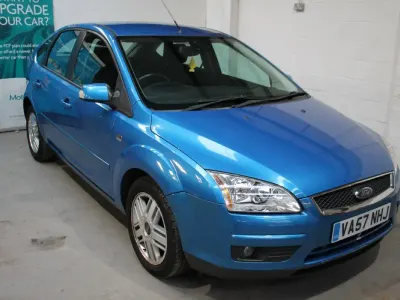 Begagnad Ford Focus Ghia 100 HK (73 kW) 2007 Blå Halvkombi