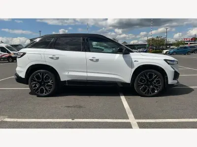 Used Renault Austral Techno Esprit Alpine 200 HP (147 kW) 2025 Special two tone  matte satin pearl white with diamond black roof  SUV