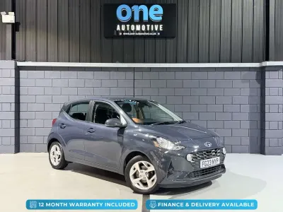 Usado Hyundai i10 SE 67 CV (49 kW) 2023 Gris Utilitario