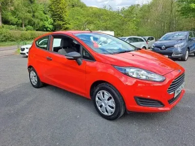 Używany Ford Fiesta Studio 82 KM (60 kW) 2014 Czerwony Hatchback