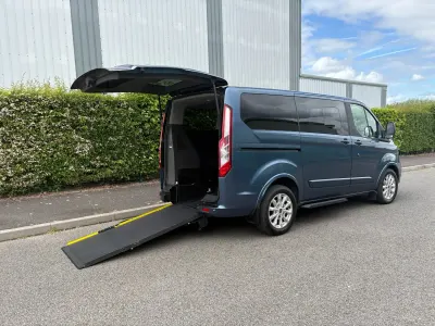 Usado Ford Tourneo Titanium 130 CV (95 kW) 2018 Azul Monovolumen