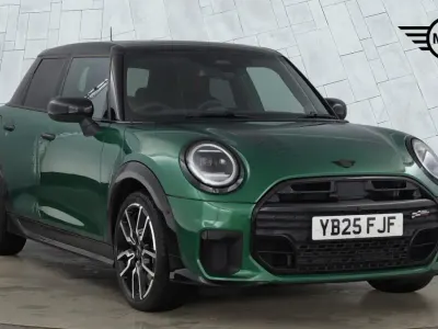 Usado Mini Cooper Hatch 113 kW (154 CV) 2025 Verde Utilitario