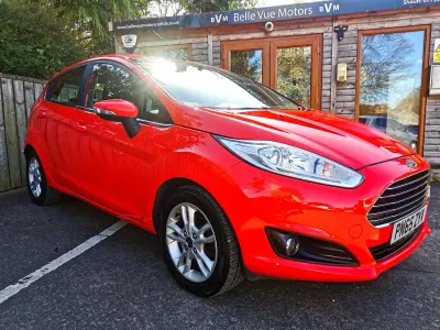 Usado Ford Fiesta Zetec 100 HP (73 kW) 2015 Vermelho Citadino
