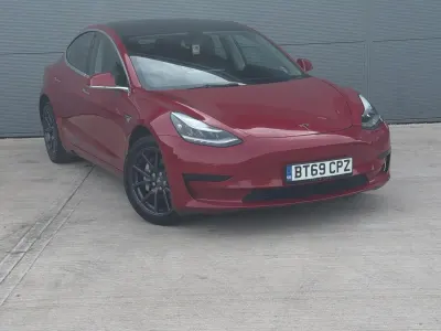 Usado Tesla Model 3 Standard Range 239 kW (325 CV) 2019 Rojo Berlina