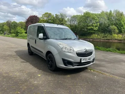 Begagnad Vauxhall Combo Sportive 90 HK (66 kW) 2015 Silver Minibuss