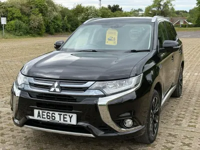Begagnad Mitsubishi Outlander P-HEV 200 HK (147 kW) 2017 Svart SUV