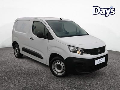 Begagnad Peugeot Partner Premium 131 HK (96 kW) 2023 Vit Minibuss